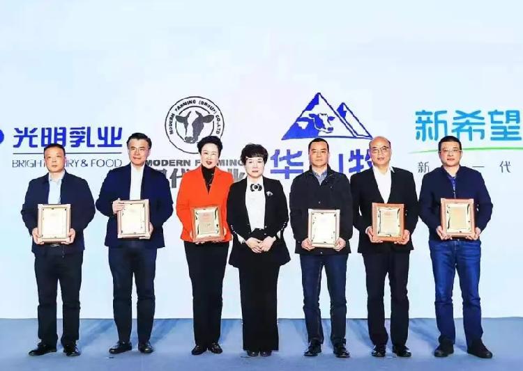 重慶日?qǐng)?bào)：捷報(bào)，天友乳業(yè)榮獲2021年國家優(yōu)質(zhì)乳工程雙項(xiàng)大獎(jiǎng)！