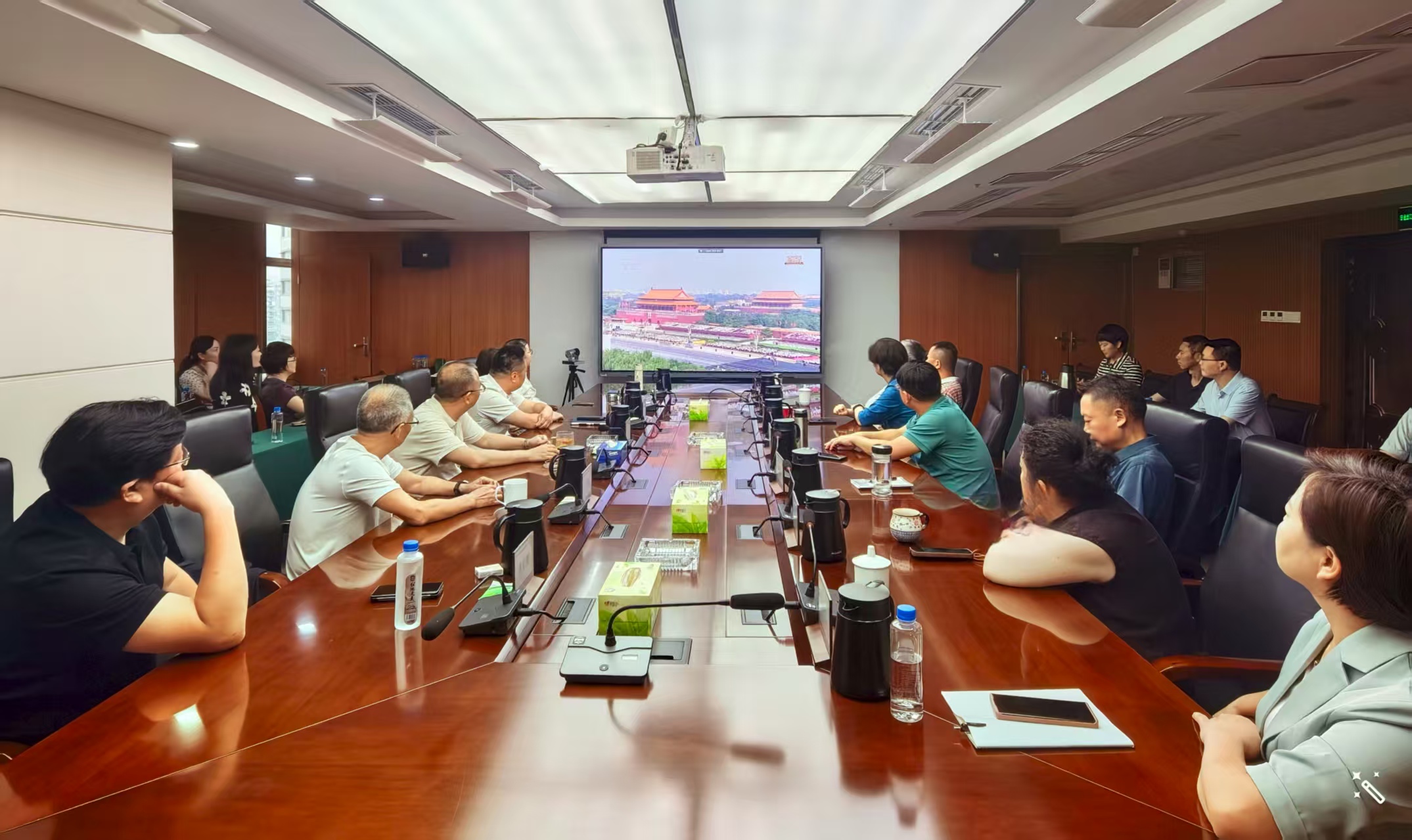 市農投集團全體黨員和干部職工收看中國人民抗日戰(zhàn)爭暨世界反法西斯戰(zhàn)爭勝利80周年大會